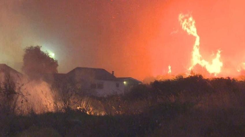 [VIDEO] Incendios forestales se reactivan en Penco y obligan cierre de la ruta