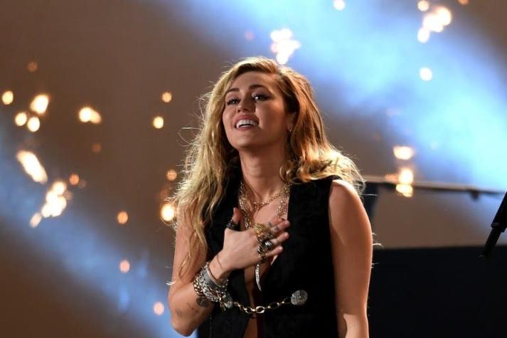 Miley Cyrus se adelanta al Día de San Valentín con increíble vestido en premier de Isn’t It Romantic