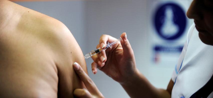 Adolescente criado en una familia anti vacunas decide inmunizarse a los 18 años