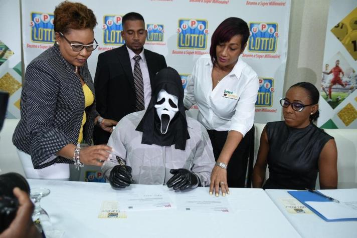 Hombre fue a cobrar su premio de lotería con una máscara para que sus cercanos no se enteraran