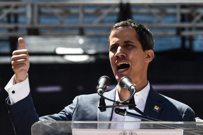 Guaidó se aferra a la presión internacional ante frustrado paso de ayuda a Venezuela