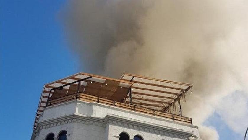 Mujer muere en incendio en hotel de Santiago Centro
