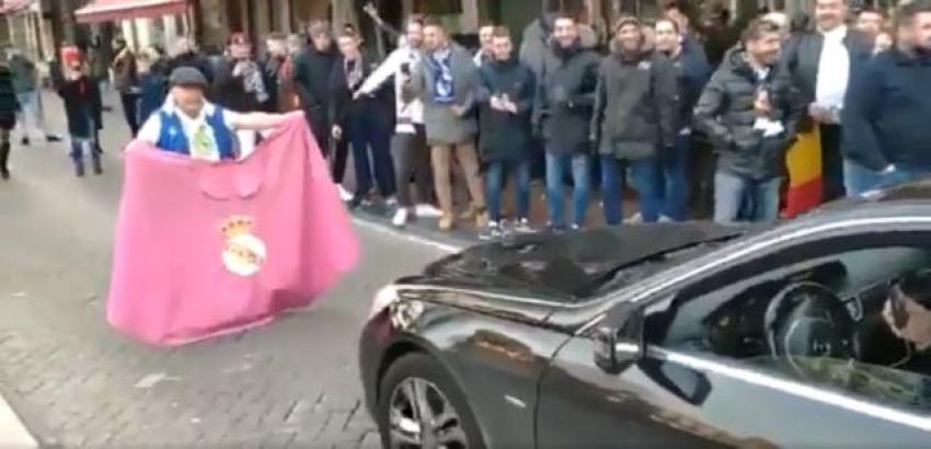 [VIDEO] Hincha de Real Madrid "toreó" a un taxista en Ámsterdam y el registro se volvió viral
