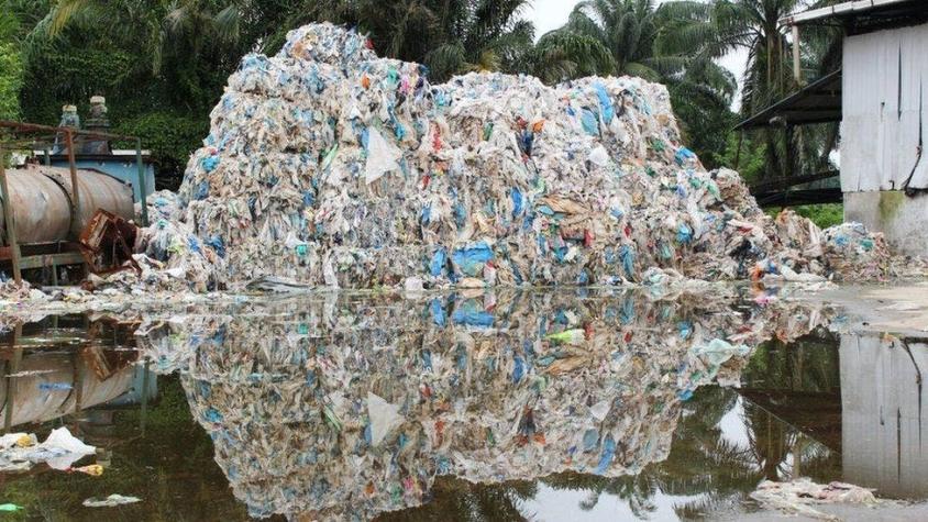 La ciudad asolada por 17.000 toneladas de basura llegada de todo el mundo