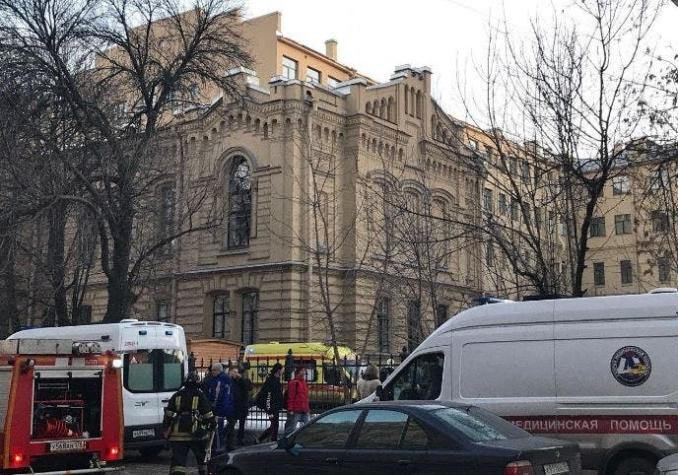 Derrumbe de techo en universidad de Rusia deja al menos 21 personas atrapadas