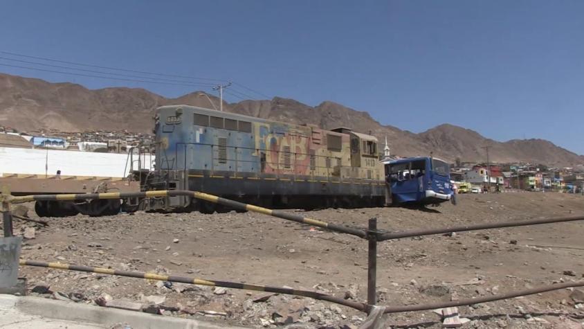 [VIDEO] 14 heridos por choque de bus y tren en Antofagasta