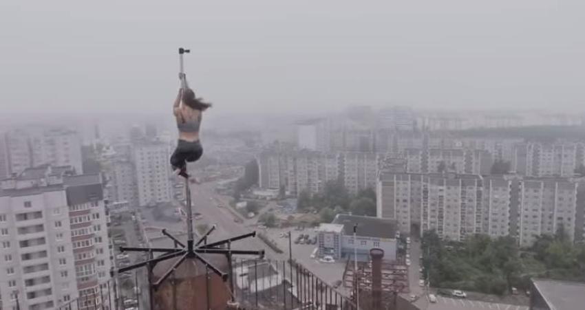 [VIDEO] Bailarina rusa de pole dance hace baile del caño a 80 metros de altura