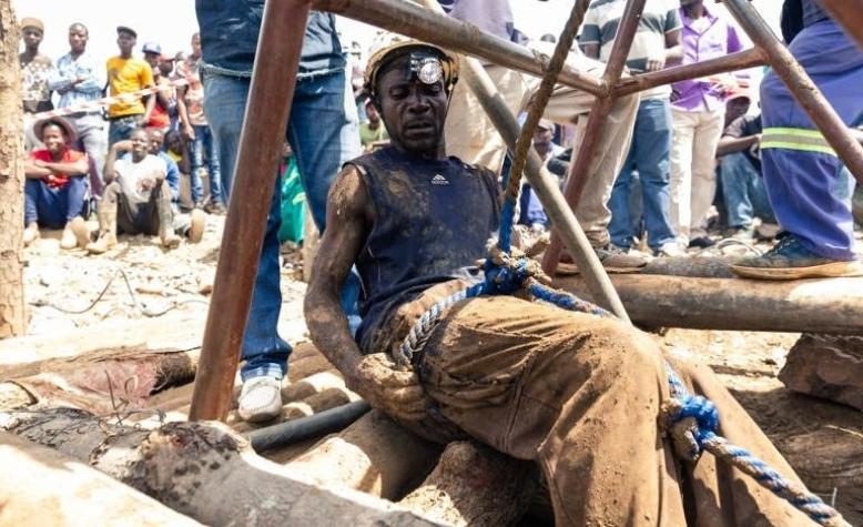 [VIDEO] Rescatan a ocho mineros atrapados en una mina de oro en Zimbabue
