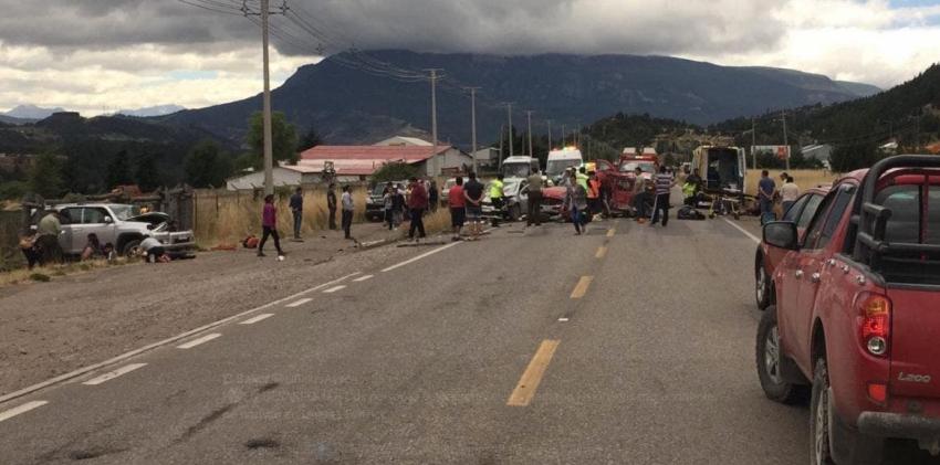 Choque entre tres vehículos deja dos fallecidos y siete lesionados en Coyhaique