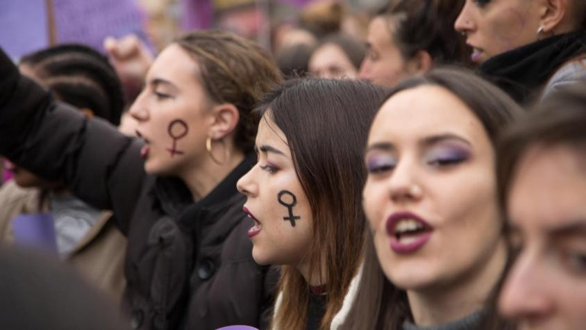 Por qué tantas mujeres jóvenes no se identifican con el término feminista