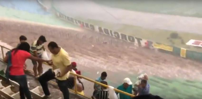 [VIDEOS] Temporal en Brasil transformó a estadio en una verdadera cascada
