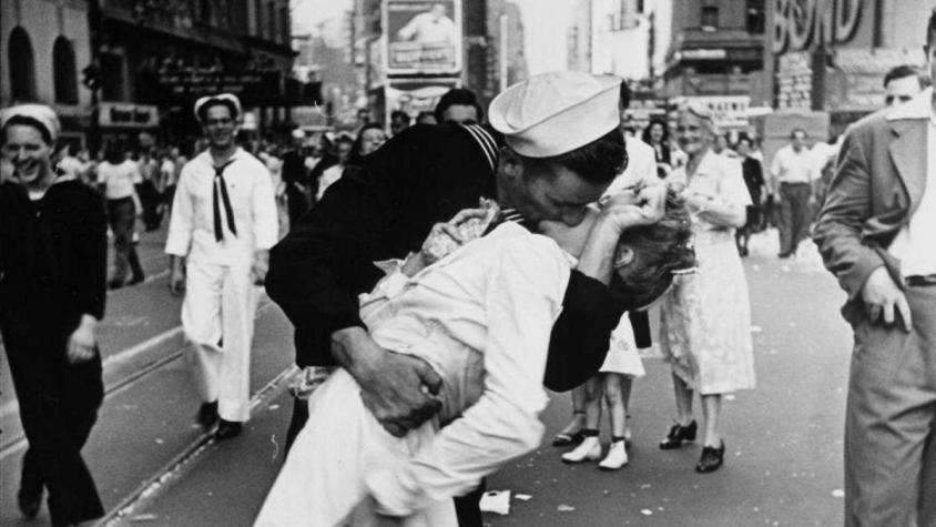 ¿Beso o acoso?: La historia detrás de la icónica foto del fin de la Segunda Guerra Mundial