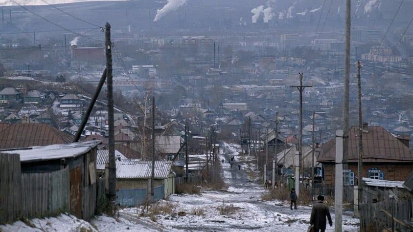 Qué es la extraña nieve negra que está cayendo en Siberia