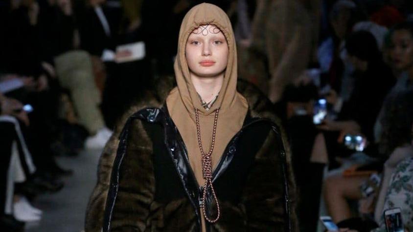 Críticas a Burberry por chaqueta con una cuerda alrededor del cuello en desfile de Semana de la moda