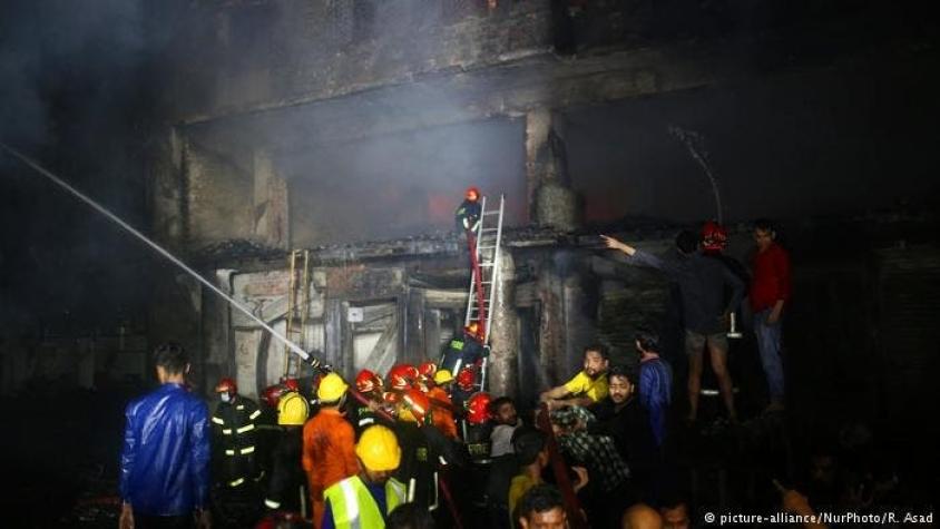 Al menos 45 muertos y otros tantos heridos en un incendio en Bangladesh