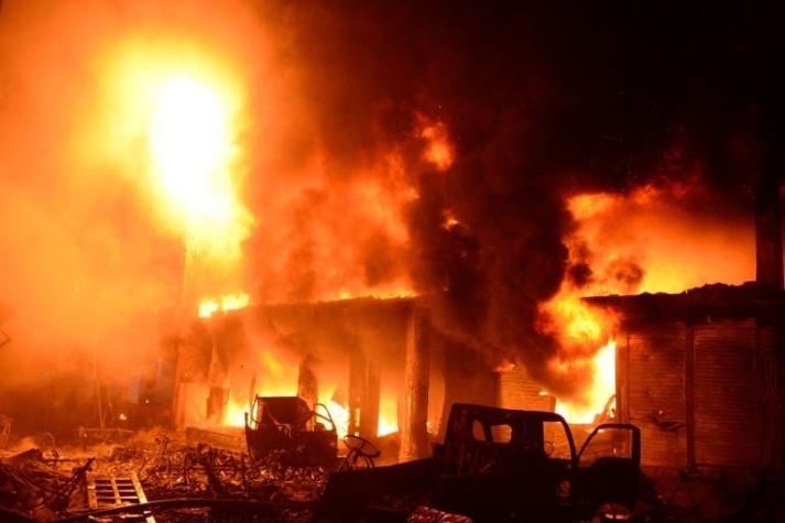 [FOTOS] Incendio deja al menos 70 muertos en edificios de la capital de Bangladés