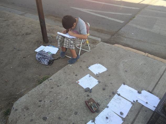 ¿Útiles escolares o juguetes? La confusa historia del niño que vende sus dibujos en la calle