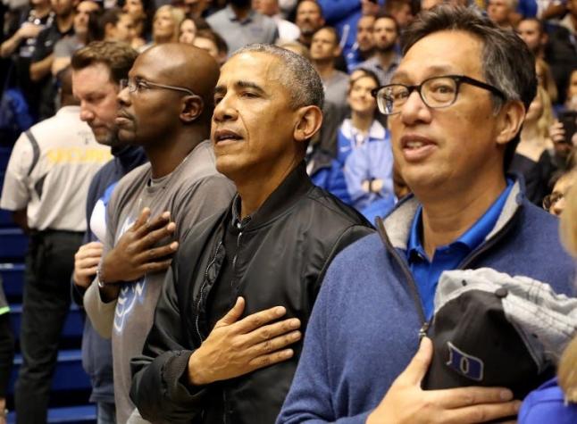 La particularidad de la chaqueta de Barack Obama que generó más de un dolor de cabeza en Twitter