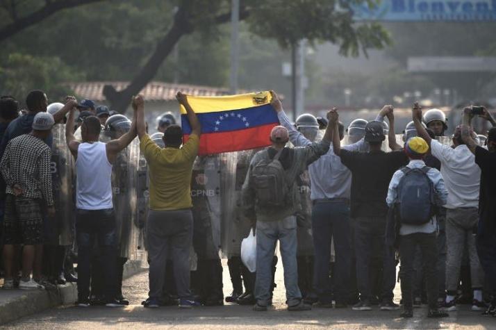 Militares venezolanos habrían dispersado a manifestantes en puente fronterizo con Colombia