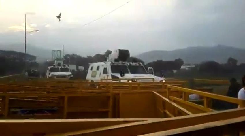 [VIDEO] Tanquetas rompen barreras en puente fronterizo entre Venezuela y Colombia