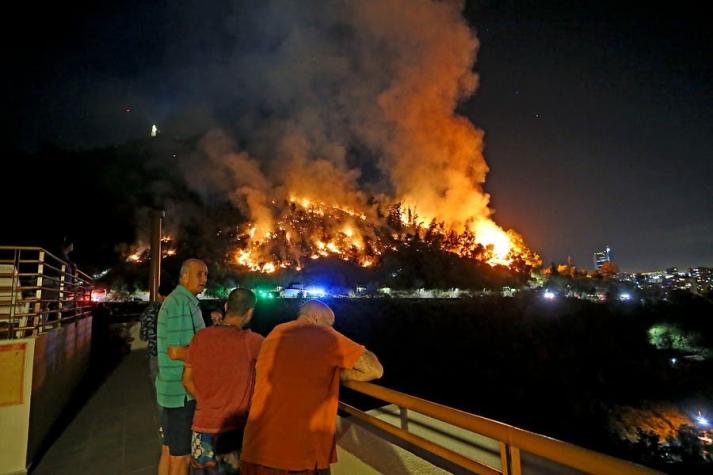Onemi declara Alerta Roja para la comuna de Recoleta por incendio forestal en cerro San Cristóbal