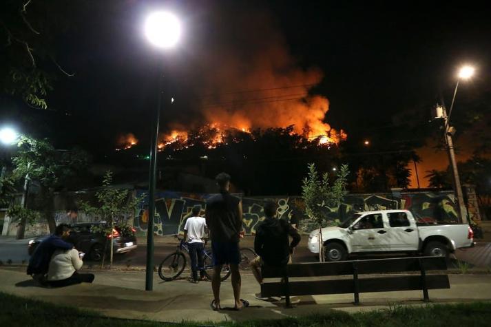 Intendencia Metropolitana anuncia querella contra responsables de incendio en cerro San Cristóbal