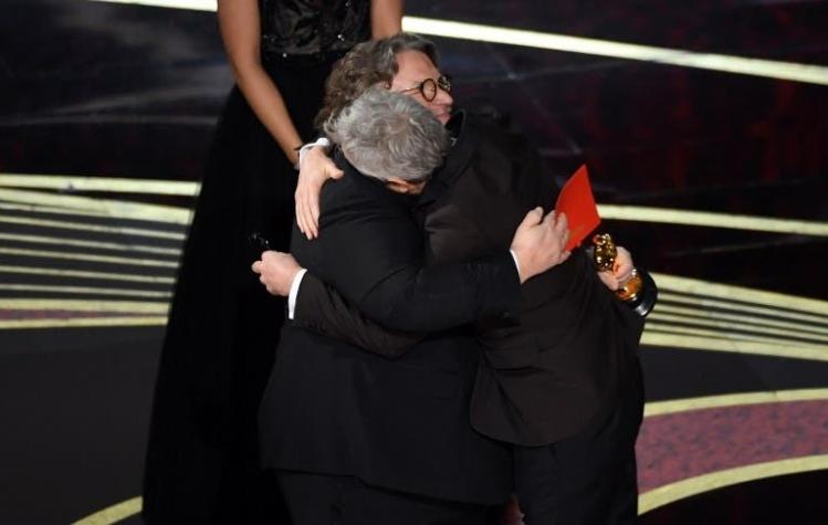 El fraterno abrazo de directores mexicanos: Cuarón recibe su Oscar de manos de Guillermo del Toro
