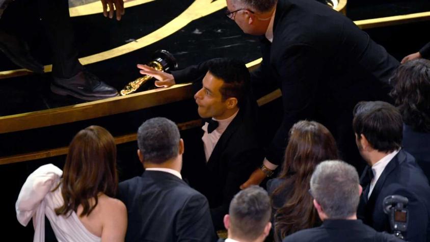 [VIDEO] Otro más muerde el polvo: Rami Malek sufre dura caída tras ganar su primer Oscar