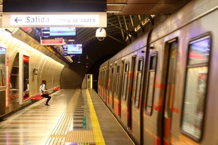 Metro de Santiago mantiene servicio parcial en Línea 4 por persona en las vías