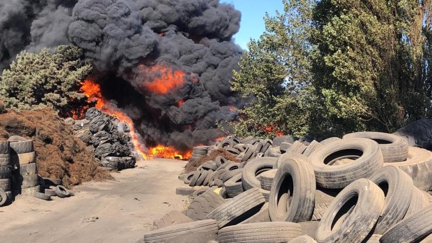 [VIDEO] Incendio en fábrica de neumáticos de Talcahuano provoca gran columna de humo