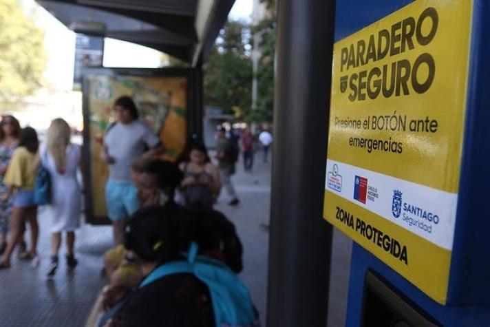 [FOTOS] Con botón de emergencias y cámaras: Así son los nuevos "paraderos seguros" en Santiago