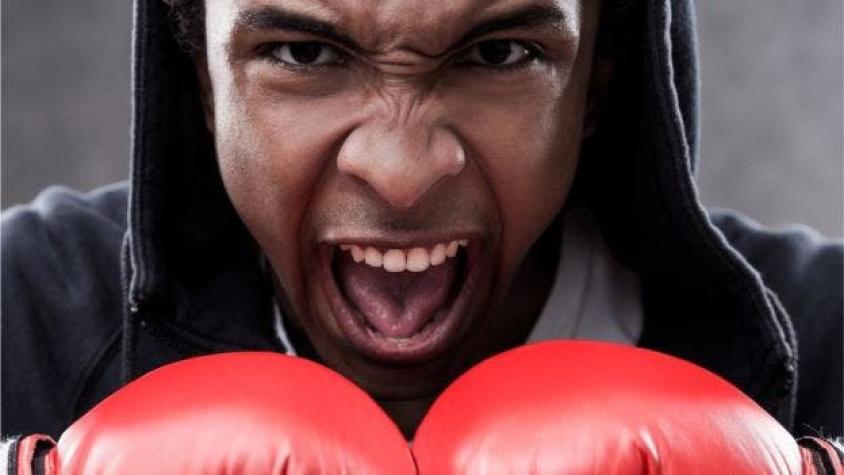 [VIDEO] Un boxeador es descalificado tras morder el estómago de su rival