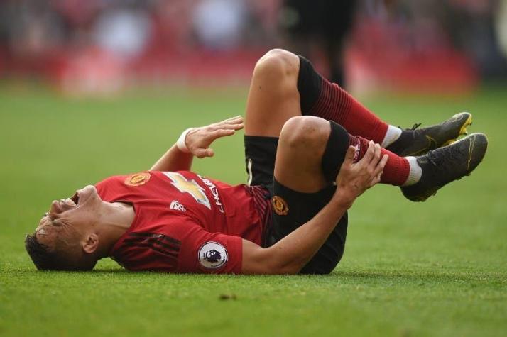 Alexis Sánchez sale lesionado del partido del Manchester United y enciende las alarmas en la Roja