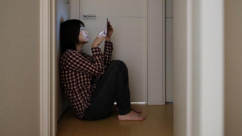 Qué son los "hikikomori", los cientos de miles de jóvenes que viven sin salir de sus cuartos