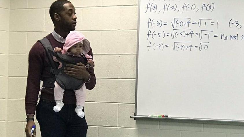La entrañable imagen de un profesor universitario que cuidó durante su clase la bebé de un alumno