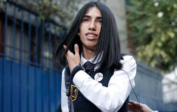 [FOTOS] Joven trans llega a su primer día de clases en el Liceo 1