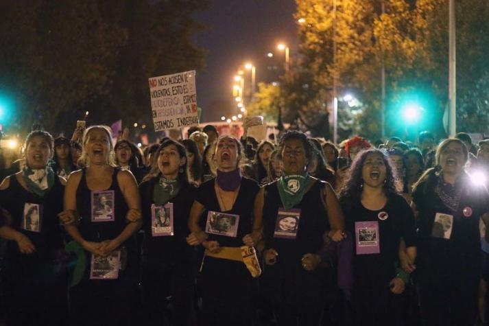 [FOTOS] "No + femicidios": Instalación de luz se toma Plaza Italia tras marcha feminista