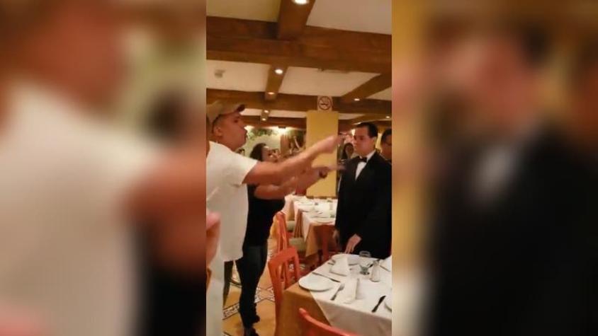 [VIDEO] Encaran a vicepresidente de la Asamblea Nacional por estar en restaurante durante apagones