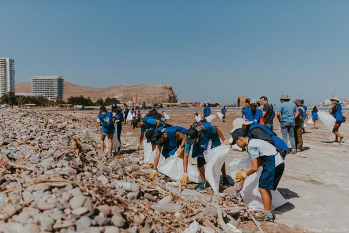 Voluntarios recogen más de una tonelada de basura en playa de Arica