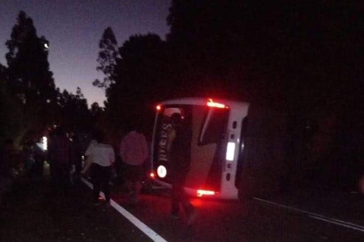 Varios heridos tras volcamiento de bus en ruta que une San José de la Mariquina y Mehuín