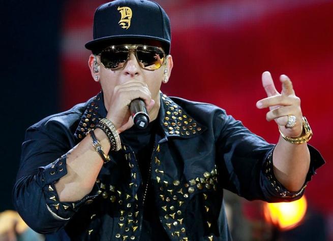 Daddy Yankee es notificado de una demanda por productora chilena momentos antes de su concierto
