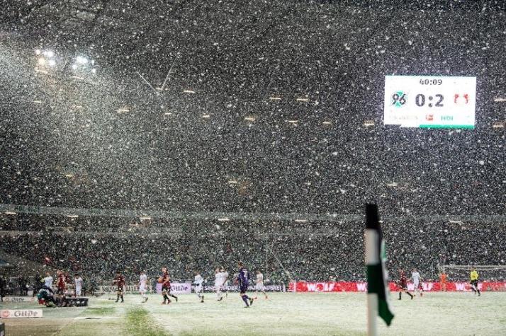 [VIDEO] De no creer: La nieve impidió que el Hannover empatara con el Leverkusen de Charles Aránguiz