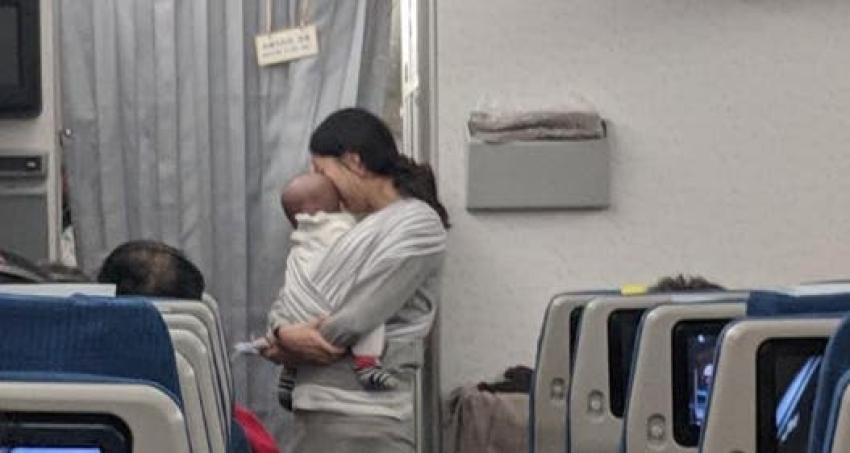 [FOTOS] Madre entrega cerca de 200 tapones por si su bebé lloraba en un vuelo de diez horas