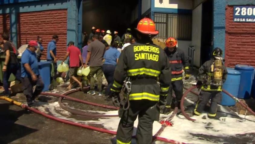 [VIDEO] Incendio afecta a dos papeleras y una fábrica de detergentes en Independencia