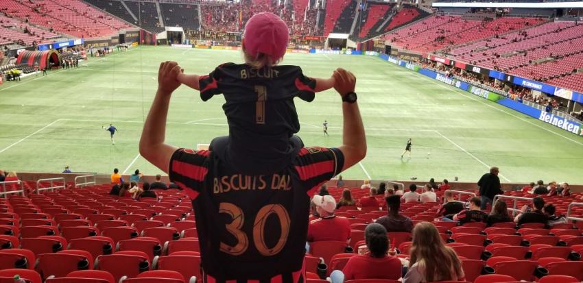 [VIDEO] "El padre del año": La particular forma de entretener a su hija en un partido de fútbol