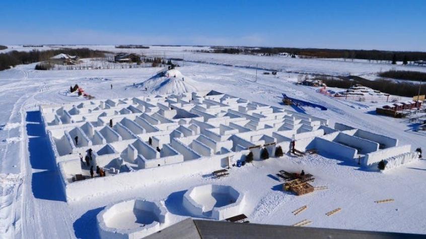 [FOTOS] Pareja canadiense construye el laberinto de nieve más grande del mundo