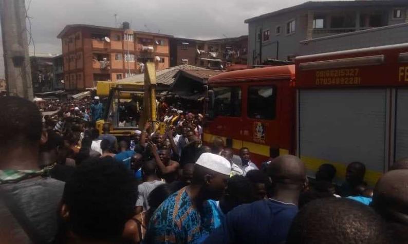 Se derrumba escuela en Nigeria: Habría estudiantes atrapados entre los escombros