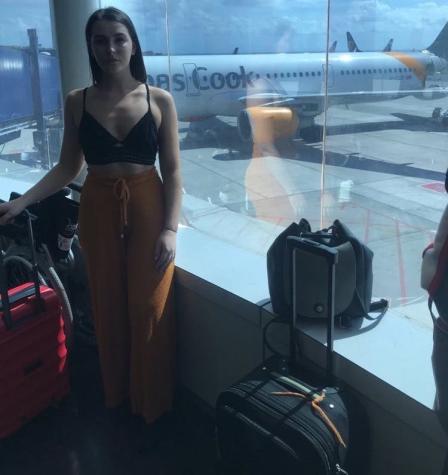 Una joven fue obligada a bajar de un avión por su vestimenta "inadecuada"