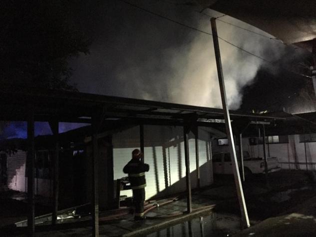 Suspenden clases en "Centro Educacional Isla de Maipo" tras incendio que afectó a parte del recinto