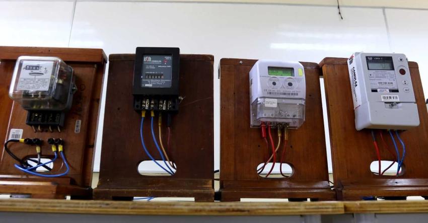 Quiebre en gremio eléctrico por polémica de los medidores inteligentes